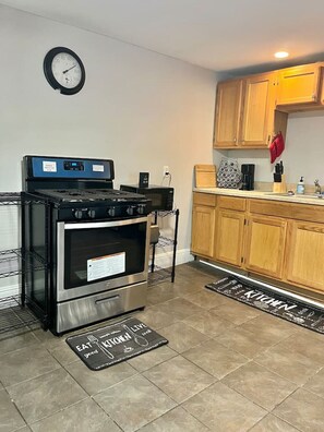 雪櫃、微波爐、焗爐、爐具