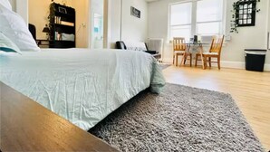 Skrivebord, strykejern/-brett, wi-fi (inkludert) og sengetøy