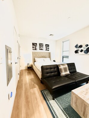 1 bedroom, desk, WiFi