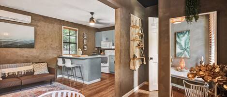 Smart TV, libri, studio, stampante