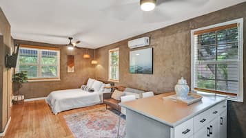 1 soverom, skrivebord, strykejern/-brett og reiseseng for barn