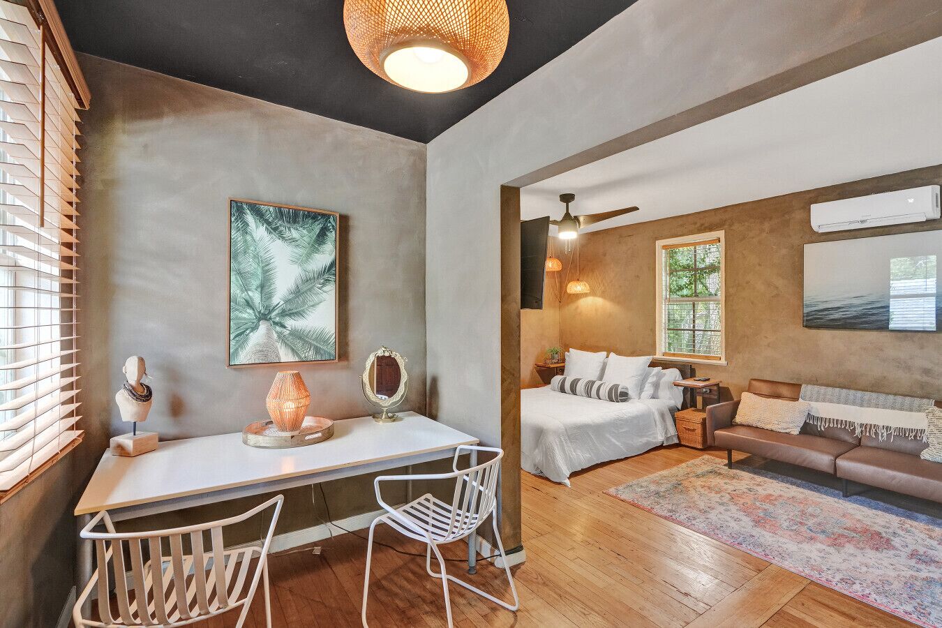 TV connectée, livres, espaces bureaux, imprimantes