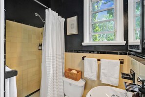 Secador de cabelo, toalhas de banho