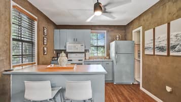 Een koelkast, een magnetron, een oven, een kookplaat