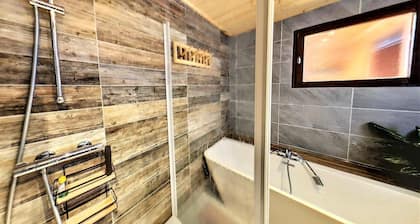 Chalet, 100m from ski slopes, Ground floor, balcony, fireplace or stove, tv, ski locker, 150m²