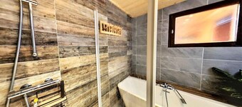 Chalet, 100m from ski slopes, Ground floor, balcony, fireplace or stove, tv, ski locker, 150m²