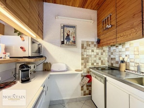 Kjøleskap, mikrobølgeovn, oppvaskmaskin og kaffetrakter/tekoker