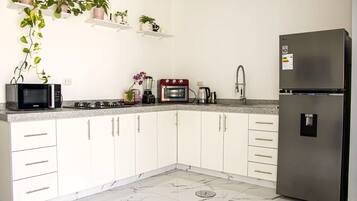 Refrigerador, microondas, horno y parrilla de estufa