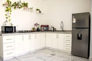 Køleskab, mikrobølgeovn, ovn, kogeplade