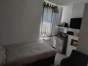 WiFi, bed sheets