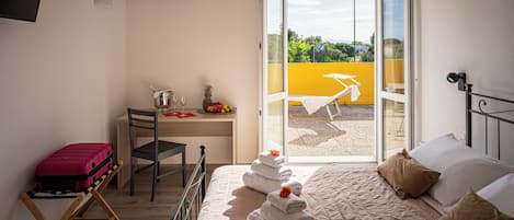 Dobbeltrom – familie, hageutsikt | Terrasse/patio