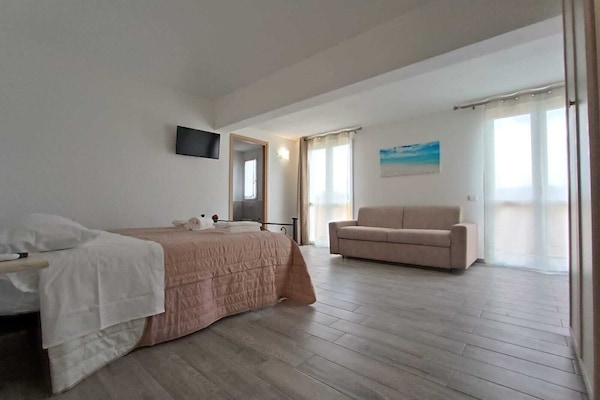 Escrivaninha, cortinas blackout, quartos à prova de som