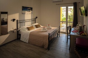 Escritorio, cortinas opacas, sistema de insonorización