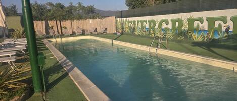 Piscine extérieure, parasols de plage, chaises longues