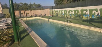 室外游泳池，10:00 至 20:00 开放，池畔遮阳伞，日光浴躺椅