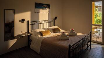 Camera Classic con letto matrimoniale o 2 letti singoli | Una scrivania, tende oscuranti, insonorizzazione, ferro/asse da stiro