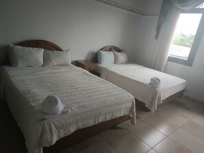 Eenvoudige kamer, 1 twee- of 2 eenpersoonsbedden, balkon | Gratis wifi