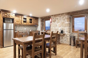 Full-size fridge, microwave, oven, stovetop