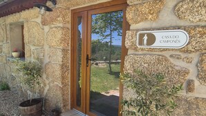 A stone building with a wooden door and a sign reading "Casa do Camponés". - Quinta do Limite Agroturismo (Covilhã)