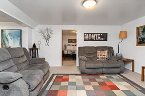 TV connectée, cheminée, livres, espaces bureaux