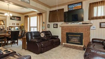 Smart TV, chimenea, libros, oficina
