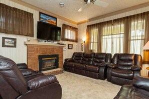 Smart TV, chimenea, libros y oficina
