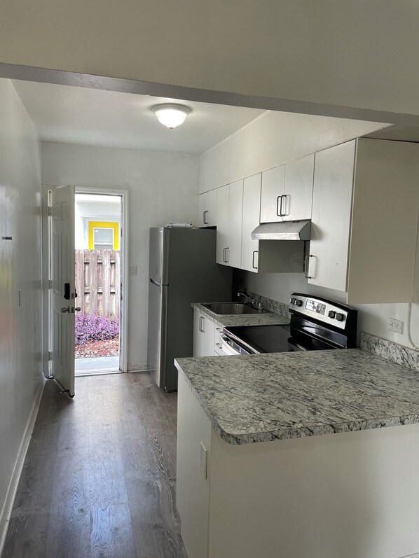 Private kitchen - Cozy 1-bedroom apartment in awesome Miami Shores with AC (Miami Shores)