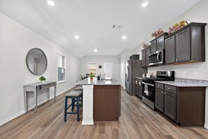 Geladeira, micro-ondas, fogão, cooktop