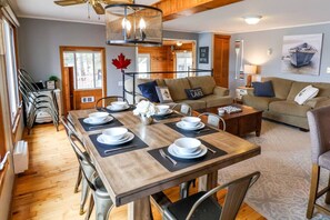 TV, fireplace - The Tait Lakehouse Escape (Bancroft)