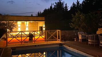 Swim-up bar
