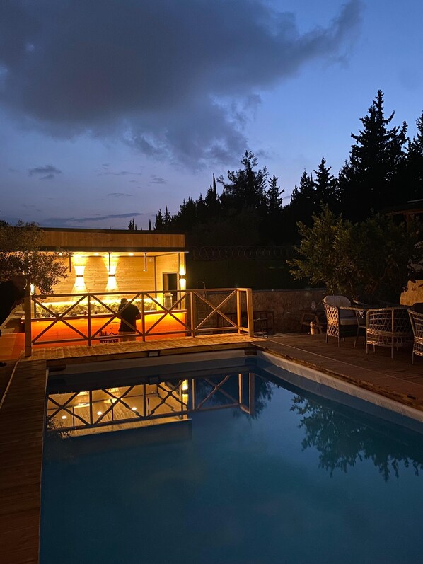 Bar en milieu de piscine