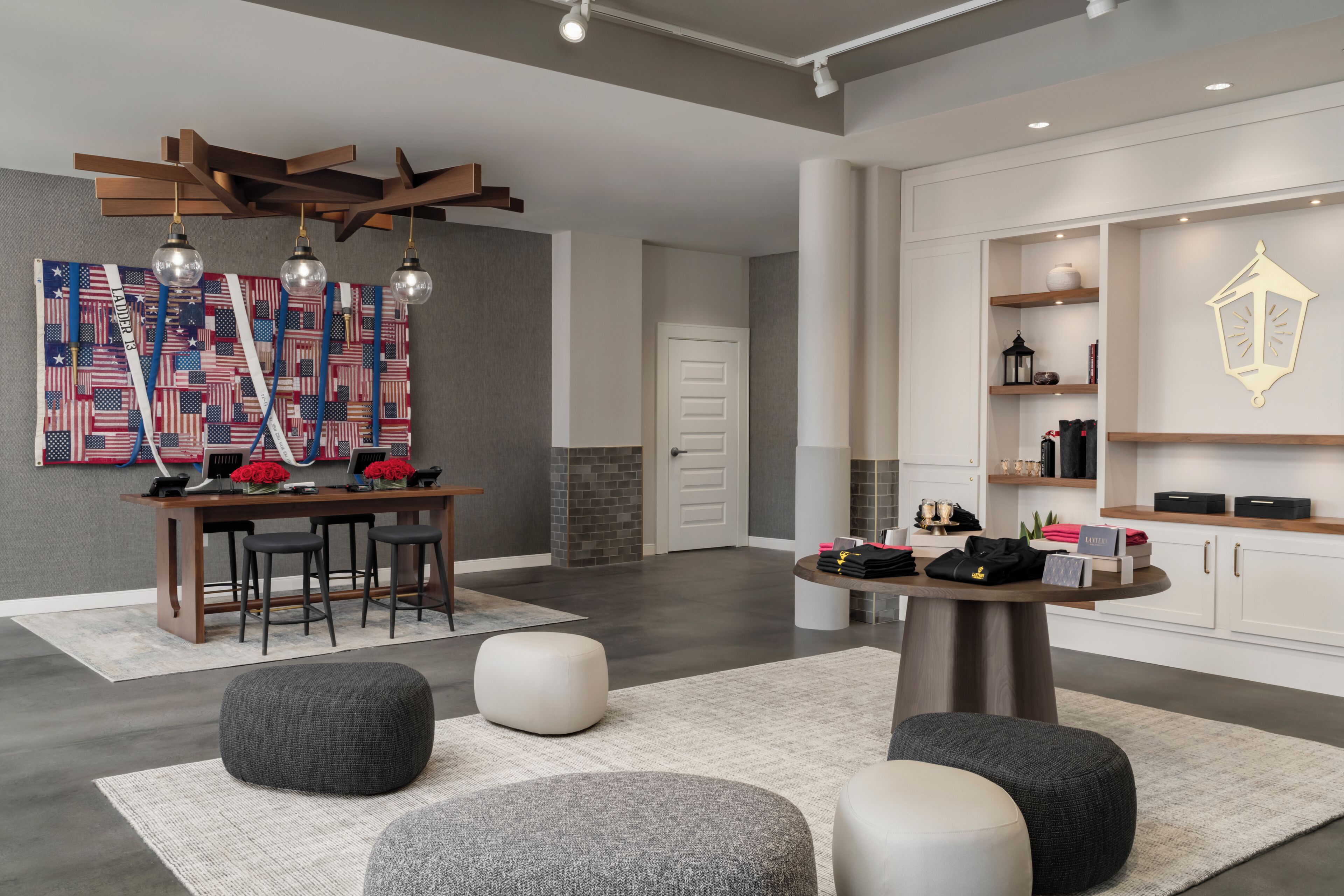 Ein modernes Interieur mit Essbereich, Poufs, einer Wanddekoration und einem kleinen Tisch mit Gegenständen.