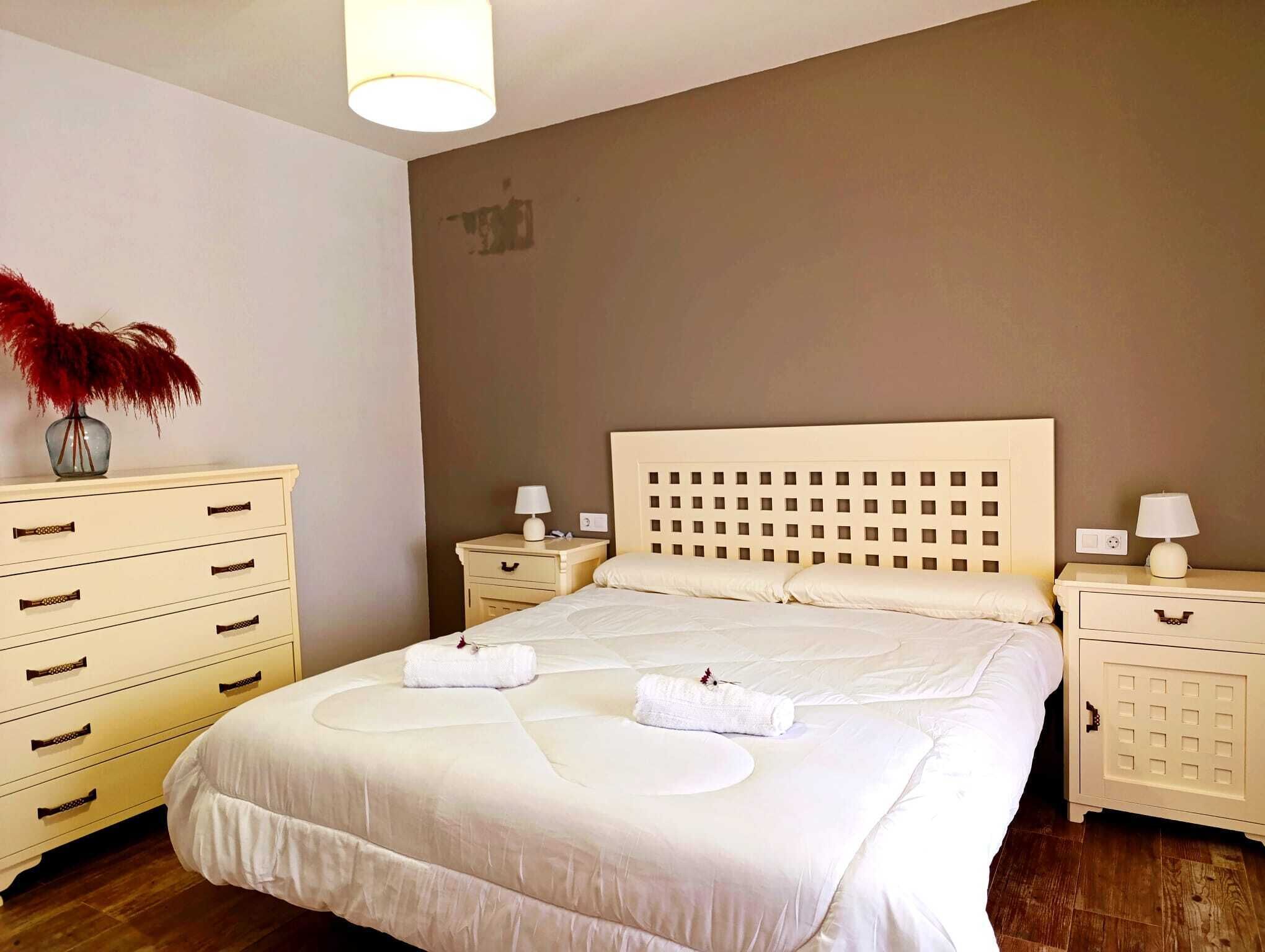 3 bedrooms, iron/ironing board, WiFi, bed sheets