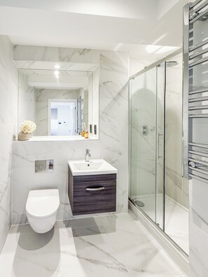 Shower, towels - 1 Bed Flat - Sleeps 2 - Parking - Wifi (Dorchester)