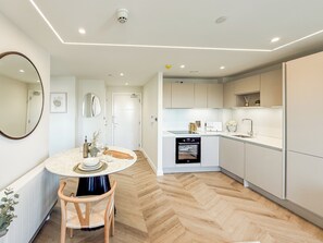 Fridge, microwave, oven, stovetop - 1 Bed Flat - Sleeps 2 - Parking - Wifi (Dorchester)