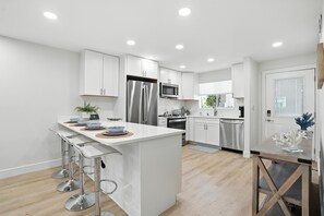 Refrigerador, microondas, horno, placa de cocina