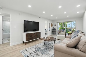 TV - Blue Pointe 2 BDRM/ 2 Bath Canal Front (Naples)