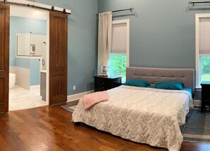 4 bedrooms, iron/ironing board, Internet, bed sheets