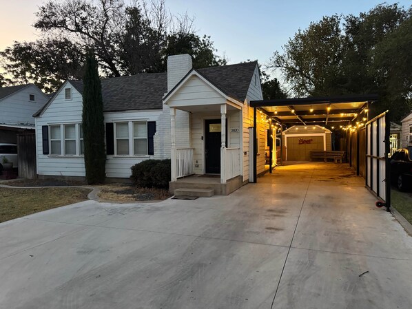 Exterior - The Matador Cottage Near TTU (Back House Only) (Lubbock)