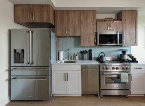 Full-size fridge, microwave, oven, stovetop