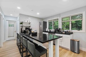 Micro-ondes, four, plaque de cuisson, lave-vaisselle