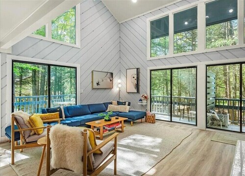 Cozy 3-bedroom cabin in Pocono mountains w/AC & hot tub! Chic & family friendly!