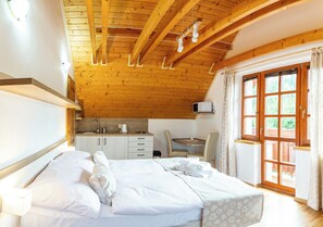 1 chambre, fer et planche à repasser, lit de bébé portatif