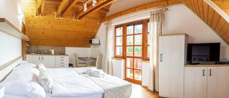 1 dormitori, planxa i posts de planxar i un bressol de viatge