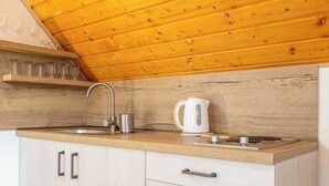 Kaffetrakter/tekoker, kjøleskap, mikrobølgeovn og kokeplater