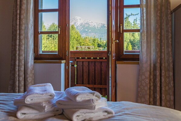 1 habitación, tabla de planchar con plancha y cuna de viaje 