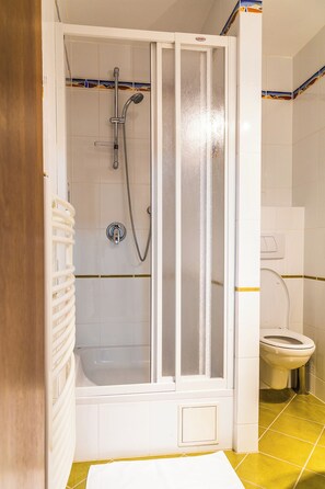 Dusch, hårtork, handdukar och tvål