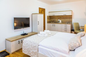 Tabla de planchar con plancha, wifi, ropa de cama