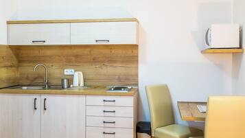 Microondas y placa de cocina