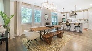 Dining - Spacious 5-bed, Two primary bedrooms, 7 Min from Beach, 15 min from Charleston. (Mount Pleasant)